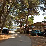 Arena Stupice Homes 假日公园 4*